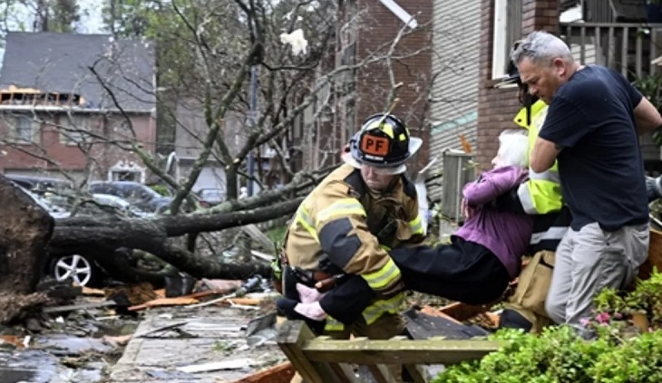 अमेरिका में बवंडर से अरकंसास राज्य में भारी तबाही