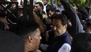 अल-कादिर ट्रस्ट केसः जमानत याचिका पर सुनवाई के लिए इस्लामाबाद हाई कोर्ट पहुंचे इमरान खान