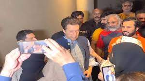 इमरान खान लाहौर में घर पहुंचे, जोरदार स्वागत, पुलिस पर रोकने का आरोप जड़ा