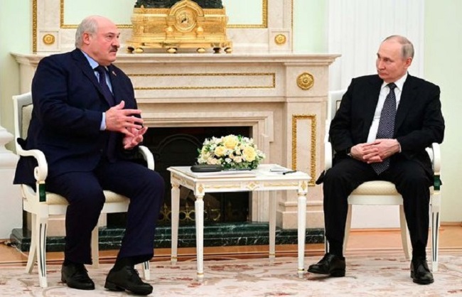 पुतिन से मुलाकात के बाद बेलारूस के राष्ट्रपति की तबीयत अचानक बिगड़ी, अस्पताल में भर्ती