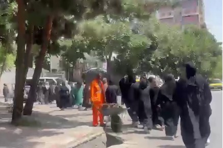 अफगानिस्तान: ब्यूटी पार्लरों पर रोक के तालिबानी आदेश के खिलाफ सड़कों पर उतरीं महिलाएं