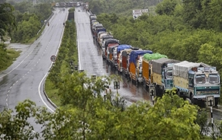 जम्मू-श्रीनगर राष्ट्रीय राजमार्ग संख्&zwj;या-44 पर वाहनों का आवागमन फिर शुरू