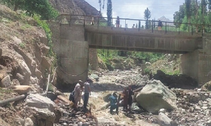 गिलगित-बाल्टिस्तान में हिमनद फटा, सैलाब में बह गए कई वाहन, चेरी-खुबानी के बाग नष्ट