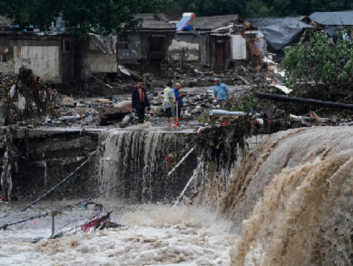 बीजिंग में मूसलाधार बारिश, दो की मौत, बाढ़ में बहे वाहन