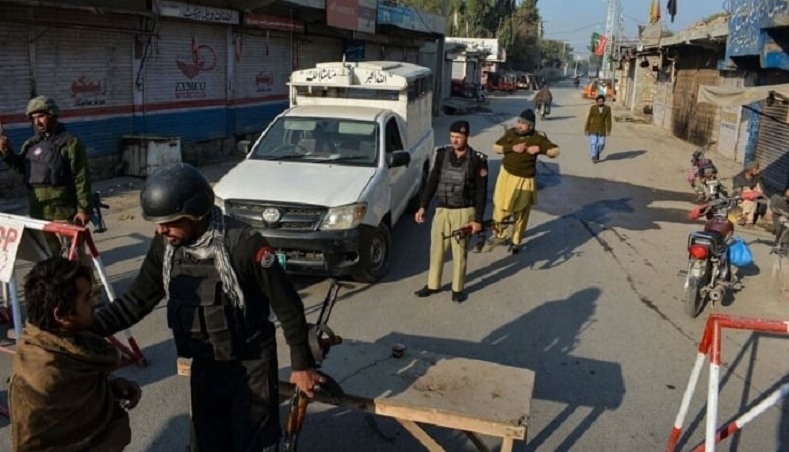 पेशावर में पुलिस वैन पर हुए आतंकी हमले में घायल कांस्टेबल ने दम तोड़ा