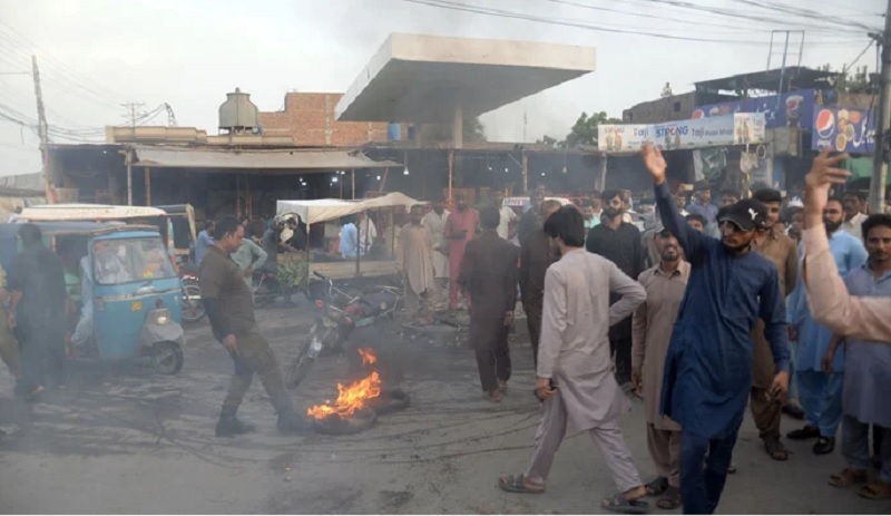 बढ़ी हुई बिजली दरों के विरोध में पाकिस्तान के कई हिस्सों में तीसरे दिन भी प्रदर्शन