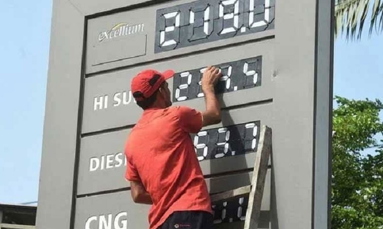 पाकिस्तान में पेट्रोल हुआ 40 रुपये प्रति लीटर सस्ता