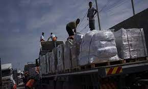  गाजा में भोजन व जरूरत के समान के लिए संयुक्त राष्ट्र के सहायता गोदामों में घुसे हजारों लोग, लूटपाट