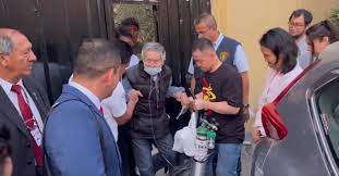 पेरू के पूर्व राष्ट्रपति अल्&zwj;बर्टो फुजीमोरी को 16 वर्ष के कारावास के बाद जेल से रिहा किया गया