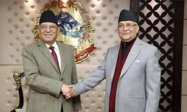 नेपाल में बदला सत्ता का गठबन्धन, प्रचण्ड और ओली ने फिर मिलाया हाथ