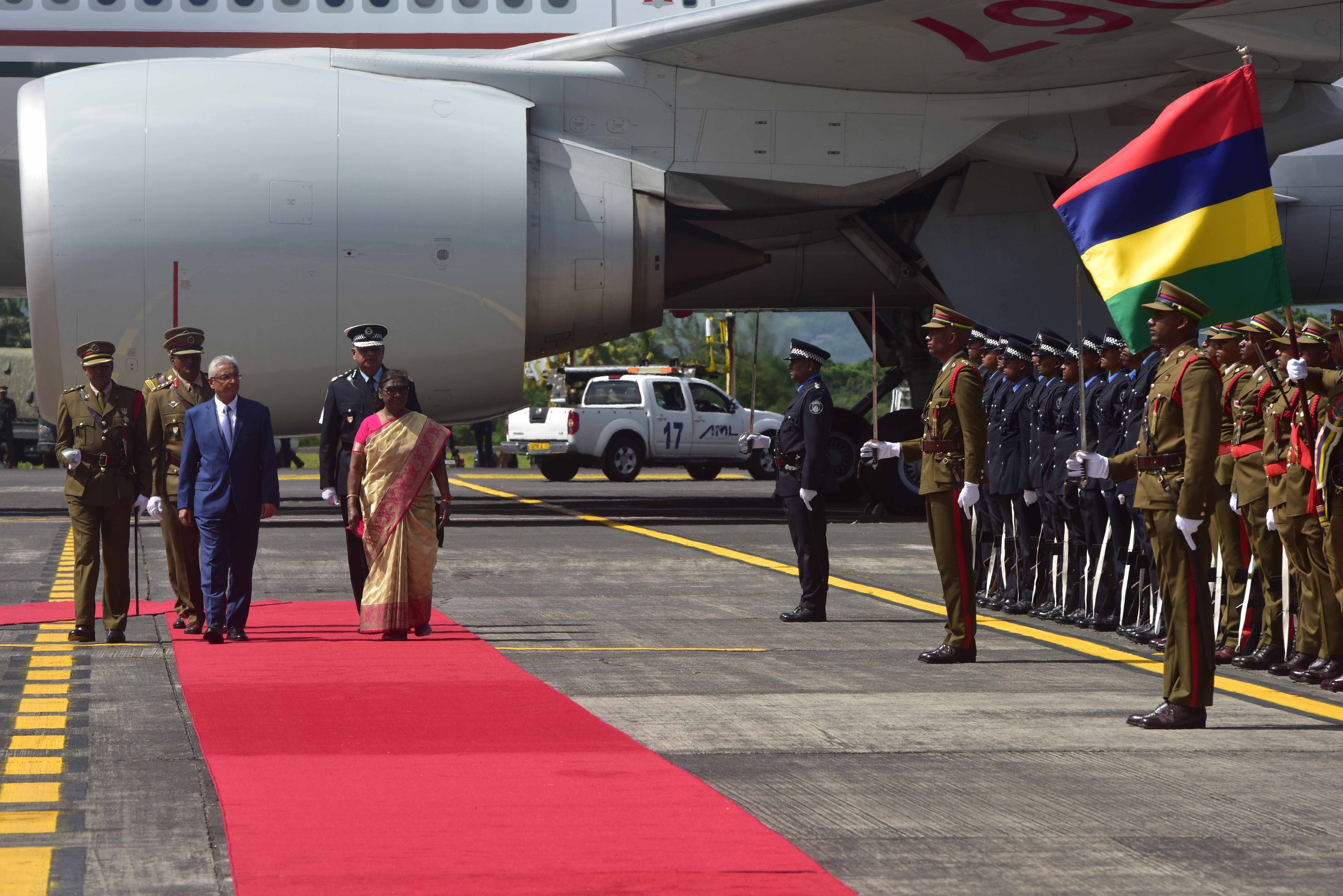 राष्ट्रपति द्रौपदी मुर्मू ने मॉरीशस में सर शिवसागर रामगुलाम और सर अनिरुद्ध जगन्नाथ को श्रद्धांजलि अर्पित की
