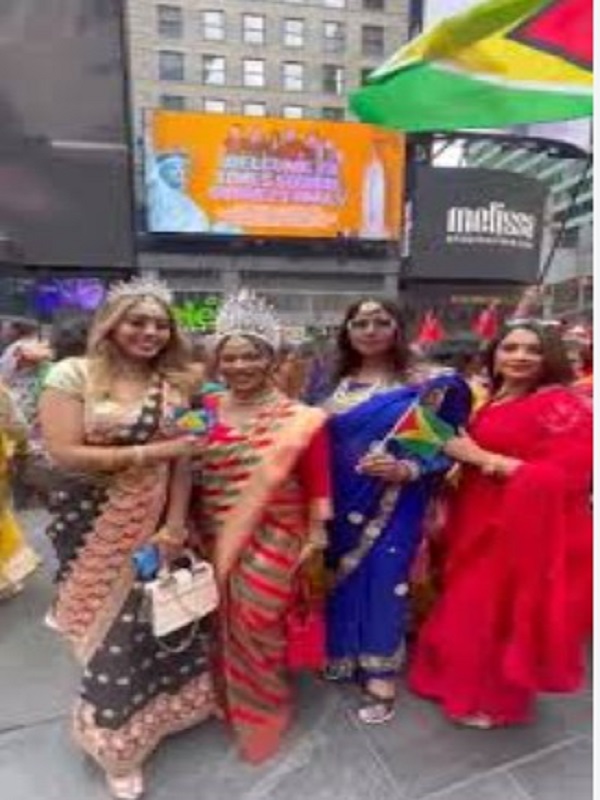 साड़ी को वैश्विक पहचान: 'टाइम्स स्क्वायर' पर पांच सौ महिलाओं ने भिन्न शैलियों की साड़ियों का प्रदर्शन किया