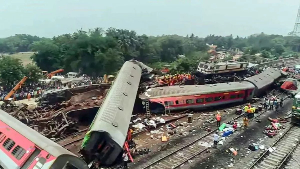 मालगाड़ी में जा घुसी ट्रेन, हादसे में 4 लोगों की मौत, 23 जख्मी