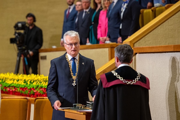 लिथुआनिया के राष्ट्रपति गीतानास नौसेदा ने दूसरे पांच वर्षीय कार्यकाल के लिए शपथ ली