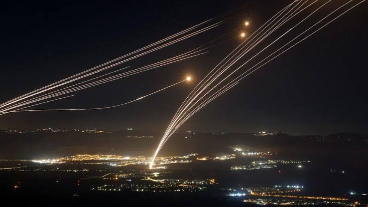 हिज्बुल्लाह ने दागी 50 मिसाइलें, इजराइल ने सभी को नाकाम किया