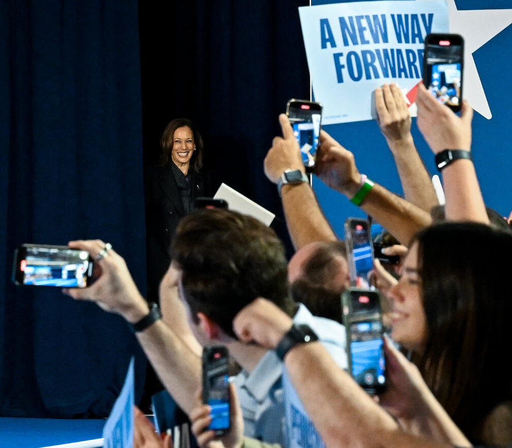 अमेरिका में हैरिस और ट्रंप अब टीवी और रेडियो में खोलेंगे मोर्चा