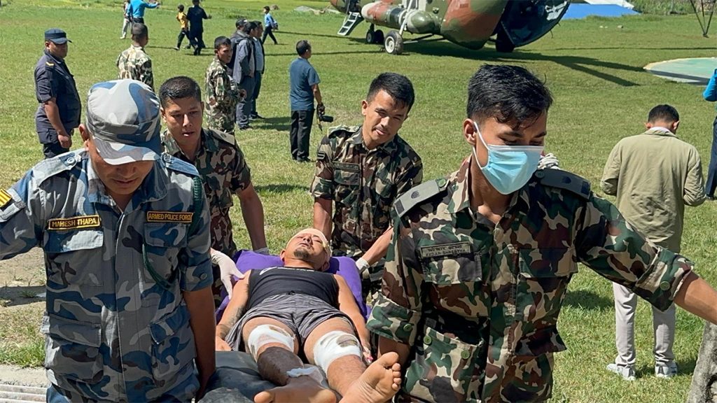 नेपाल : बारिश और भूस्खलन के बीच बीपी हाइवे पर फंसे यात्री, रेस्क्यू कर हेलीकॉप्टर से लाए जा रहे काठमांडू