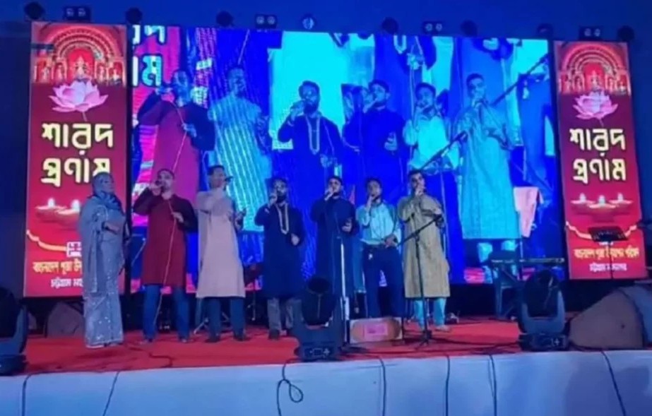 बांग्लादेश में दुर्गापूजा समारोह के मंच पर जबरन चढ़े कट्टरपंथी, गाया इस्लामी गाना