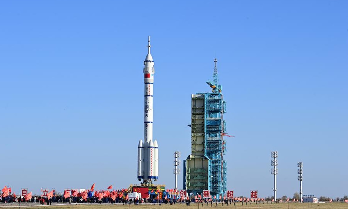 चीन ने अपने अंतरिक्ष स्टेशन पर छह माह के मिशन पर तीन यात्रियों को भेजा