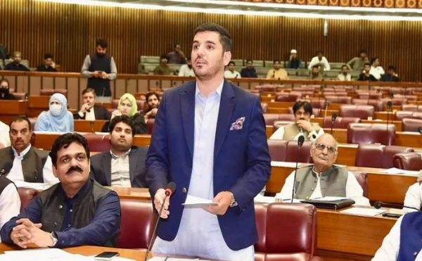 पाकिस्तान नेशनल असेंबली में आदिल बजई की सदस्यता बहाल, चुनाव आयोग का फैसला निलंबित 