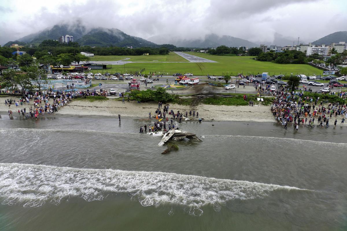 आसमान से सड़क पर आ गिरा विमान, इमरजेंसी लैंडिंग के बाद लगी आग; एक की मौत और सात घायल 
