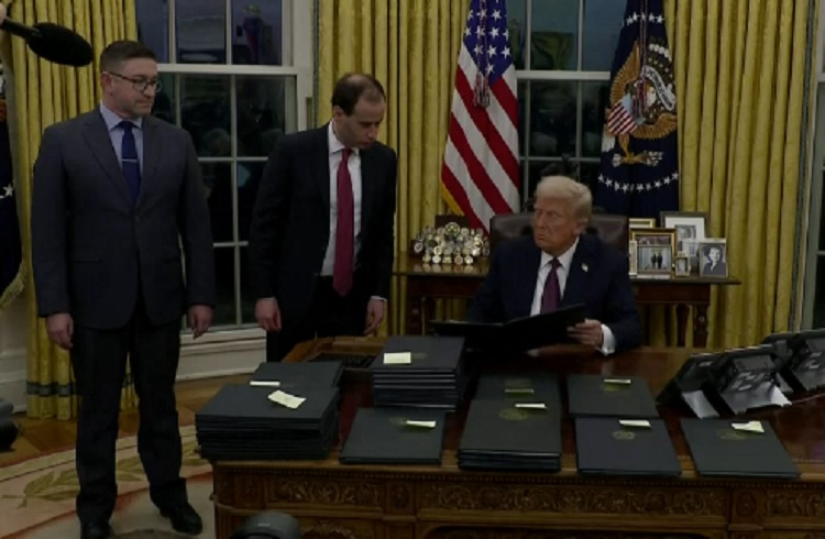 डोनाल्ड ट्रंप ने 6 जनवरी के कैपिटल दंगों में शामिल 1500 लोगों माफी दी 