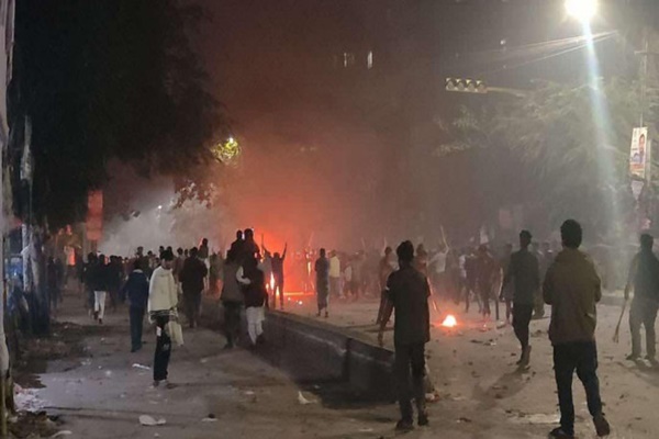 ढाका विश्वविद्यालय ने छात्र झड़प के बाद परीक्षाएं और कक्षाएं स्थगित कर दीं