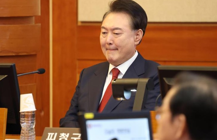 महाभियोगाधीन राष्ट्रपति येओल आपराधिक मुकदमे की प्राथमिक सुनवाई में हुए शामिल