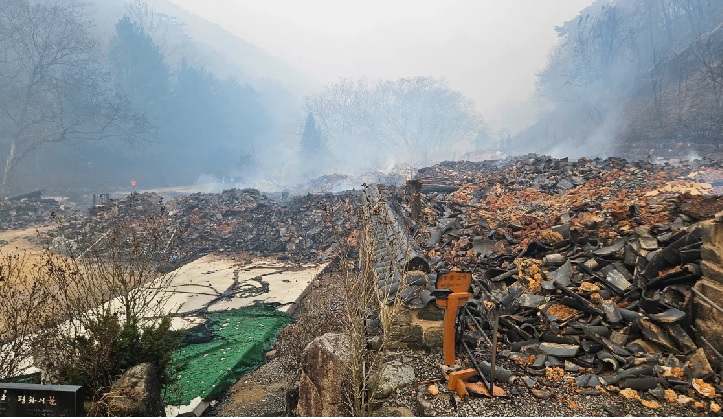  दक्षिण कोरिया के जंगल में आग हुई विकराल, 1,300 साल पुराना बौद्ध मंदिर नष्ट, 18 लोगों की मौत