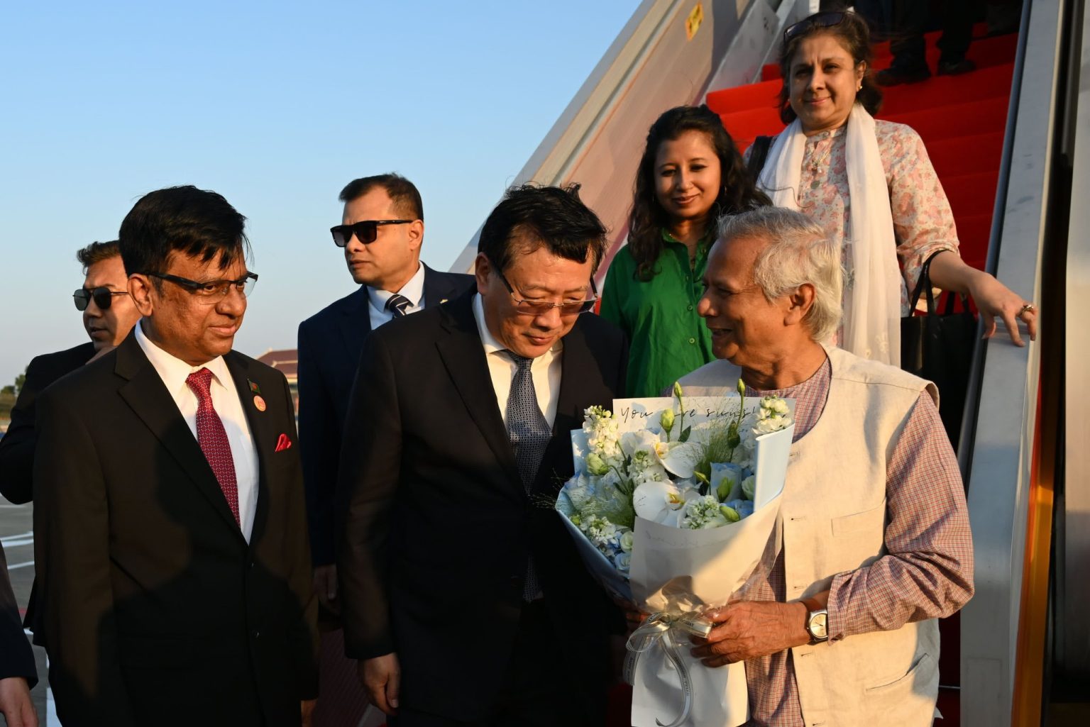 बांग्लादेश की अंतरिम सरकार के प्रमुख मोहम्मद यूनुस 4 दिवसीय आधिकारिक यात्रा पर चीन पहुंचे