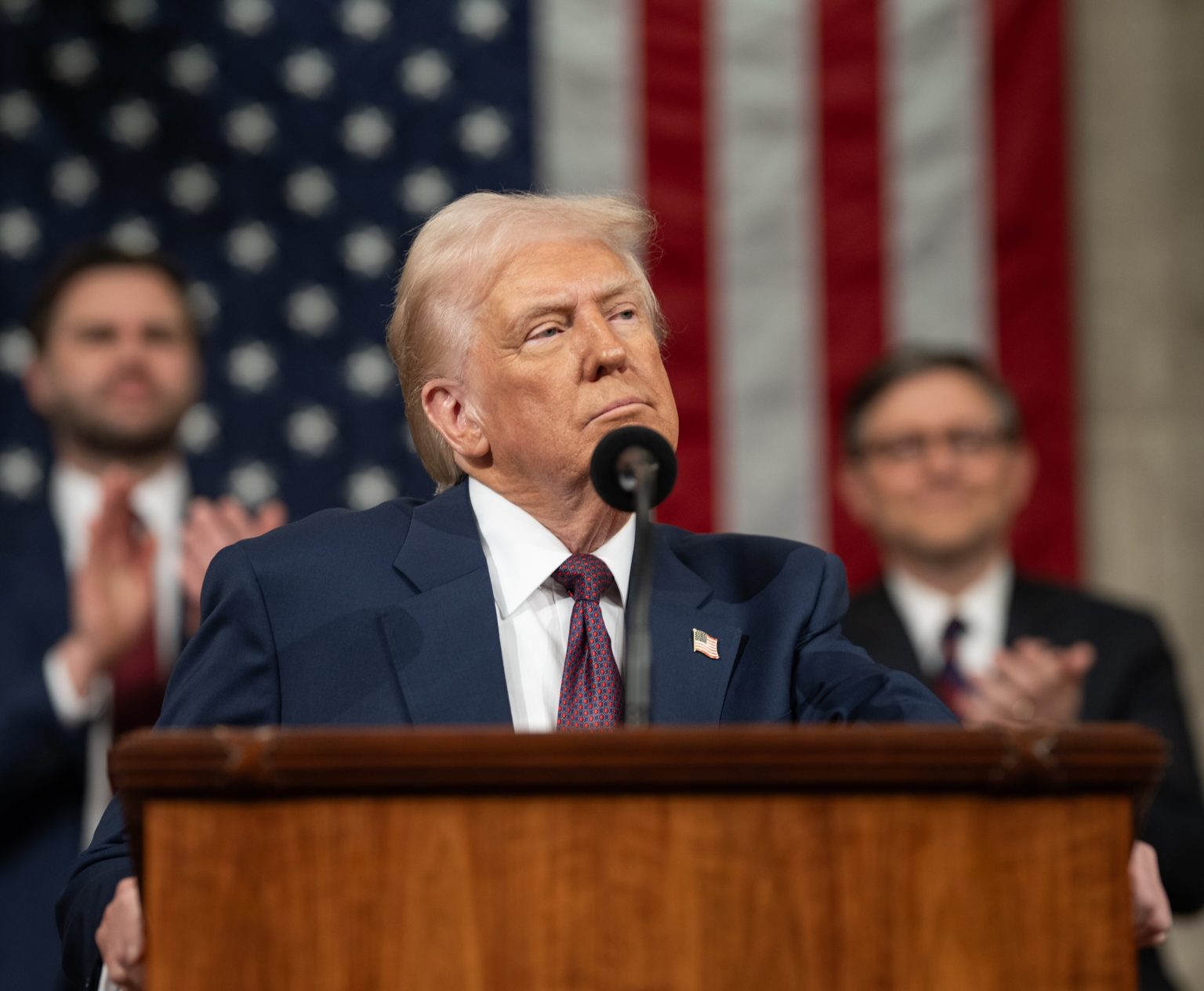 अमेरिकी राष्ट्रपति ने ईरान को धमकी दी कि यदि तेहरान अपने परमाणु कार्यक्रम पर वाशिंगटन के साथ समझौता करने में विफल रहता है तो वह बमबारी करेगा और द्वितीयक शुल्क लगाएगा