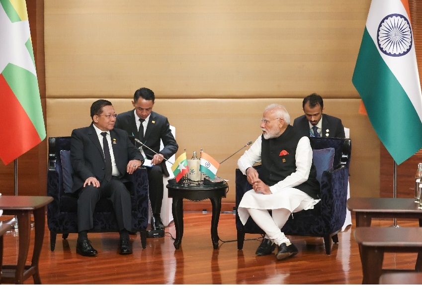  प्रधानमंत्री मोदी की बैंकॉक में म्यांमार के वरिष्ठ जनरल मिन आंग ह्लाइंग से मुलाकात, भूकंप त्रासदी पर संवेदना जताई