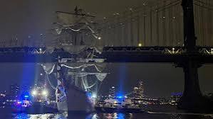 मैक्सिकन नौसेना का जहाज ब्रिज से टकराया, दो की मौत, 19 घायल