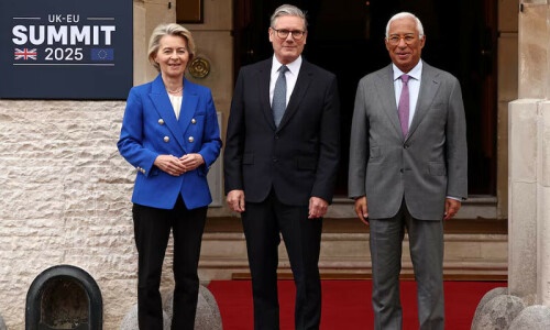 ब्रिटेन ने यूरोपीय संघ के साथ व्यापार और रक्षा संबंधों को पुनः स्थापित करने पर सहमति व्यक्त की