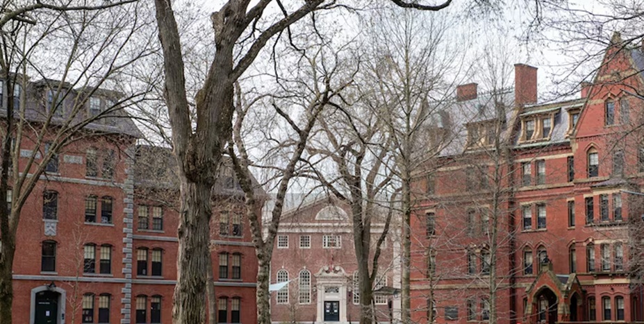 हार्वर्ड विश्वविद्यालय को संघीय अदालत से अस्थायी राहत
