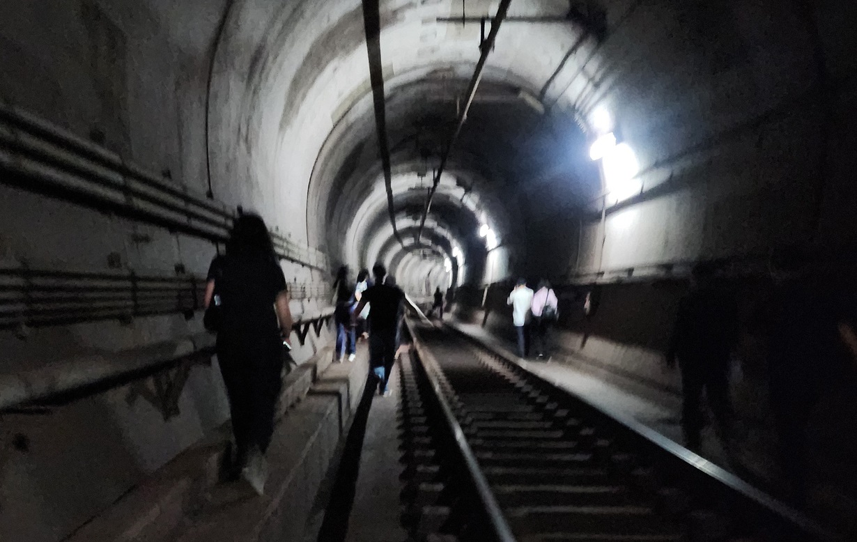 सियोल में चलती मेट्रो ट्रेन में लगी आग, जान बचाकर भागे यात्री, सुरंग से बाहर निकले