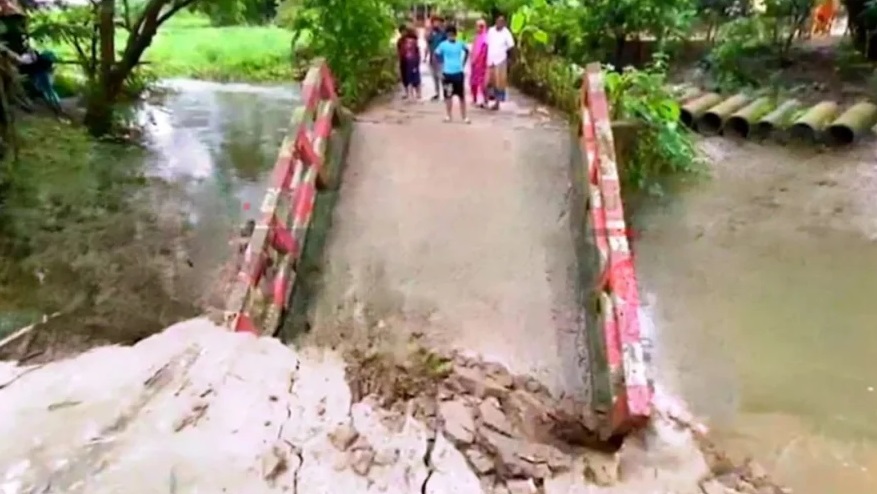 बांग्लादेश में मानसून की दस्तक, बारिश के बीच मुंशीगंज में पुल ढहा
