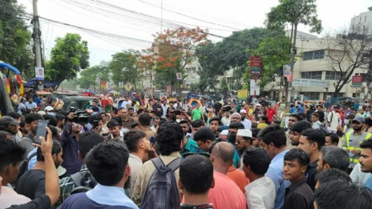 ढाका में विवि छात्रों के निष्कासन का विरोध, सड़क कर दी जाम