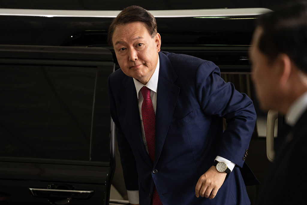 दक्षिण कोरिया के पूर्व नेता यून सुक येओल को अदालत से वारंट मिलने के बाद जेल वापस भेजा गया