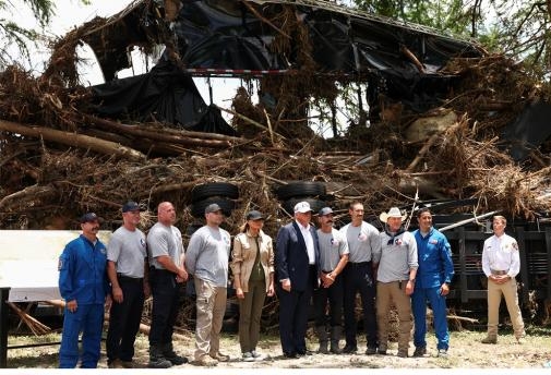 राष्ट्रपति डोनाल्ड ट्रम्प ने टेक्सास बाढ़ प्रभावित क्षेत्रों का दौरा किया, मृतकों की संख्या 120 के पार