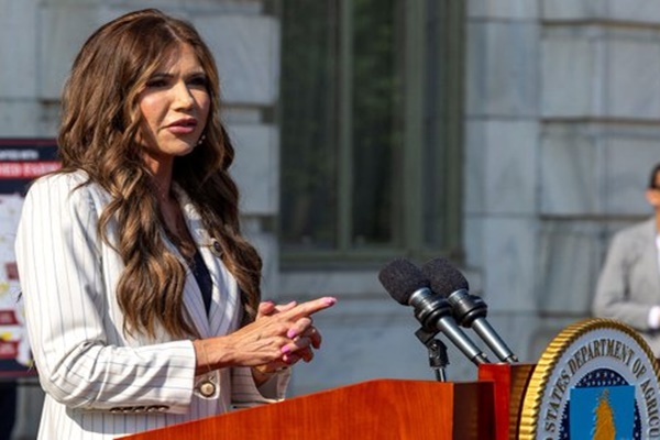 अमेरिका: डीएचएस सचिव क्रिस्टी नोएम पांच राज्यों में प्रवासी हिरासत केंद्रों की योजना पर कर रही हैं बातचीत, एलीगेटर अल्काट्राज़ को लेकर विवाद गहराया