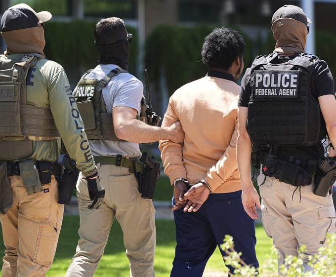 अमेरिका में रह रहे लाखों अवैध प्रवासियों की मुसीबत बढ़ी,लिया जाएगा हिरासत में,जमानत पर सुनवाई भी नही होगी