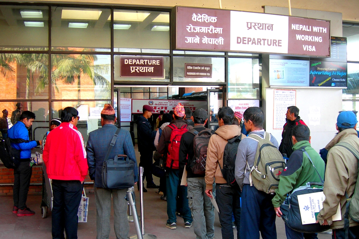  नेपाल से प्रतिदिन 2300 युवाओं का विदेश पलायन