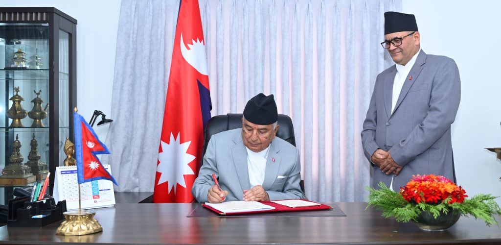 ओली सरकार को झटका, राष्ट्रपति का संवैधानिक परिषद विधेयक पर हस्ताक्षर करने से इनकार