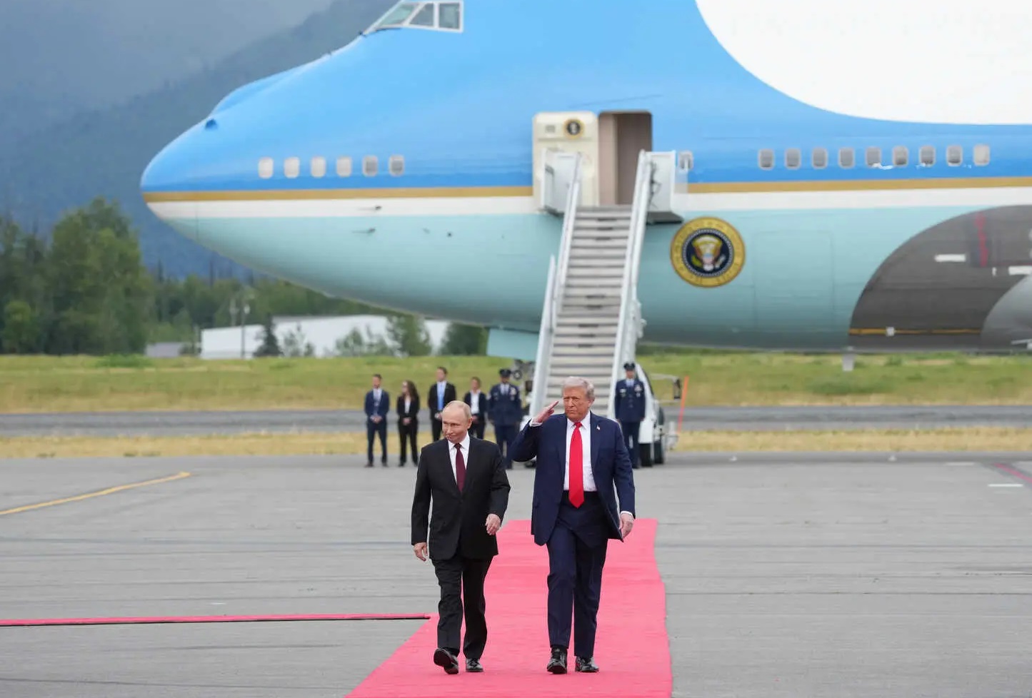 अलास्का में पुतिन से मिले ट्रंप, युद्धविराम का दारोमदार जेलेंस्की पर छोड़ा