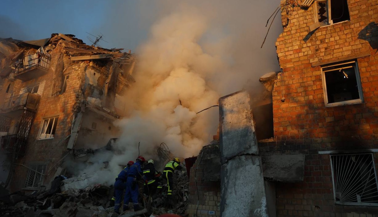  मॉस्को और कीव में घमासान, रूस की तेल रिफाइनरी में लगी आग, यूक्रेन में 14 की मौत