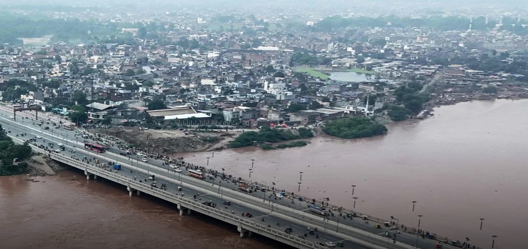  पाकिस्तान के पंजाब में नदियों ने मचाई तबाही, कसूर शहर को डूबने से बचाने कि लिए सतलुज के तट का एक हिस्सा उड़ाया गया