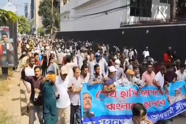 बांग्लादेश: प्रतिबंधित अवामी लीग ने शेख हसीना के समर्थन में संसद के पास निकाला विरोध मार्च