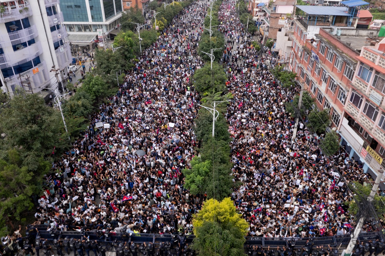 सोशल मीडिया बैन किए जाने का विरोध, प्रदर्शनकारियों के संसद में घुसने पर काठमांडू में कर्फ्यू लगा