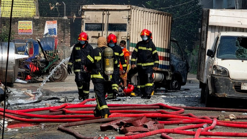 बांग्लादेश की रासायनिक आग त्रासदी: ढाका में गोदाम और कपड़ा फैक्ट्री में आग से 16 की मौत, कई घायल